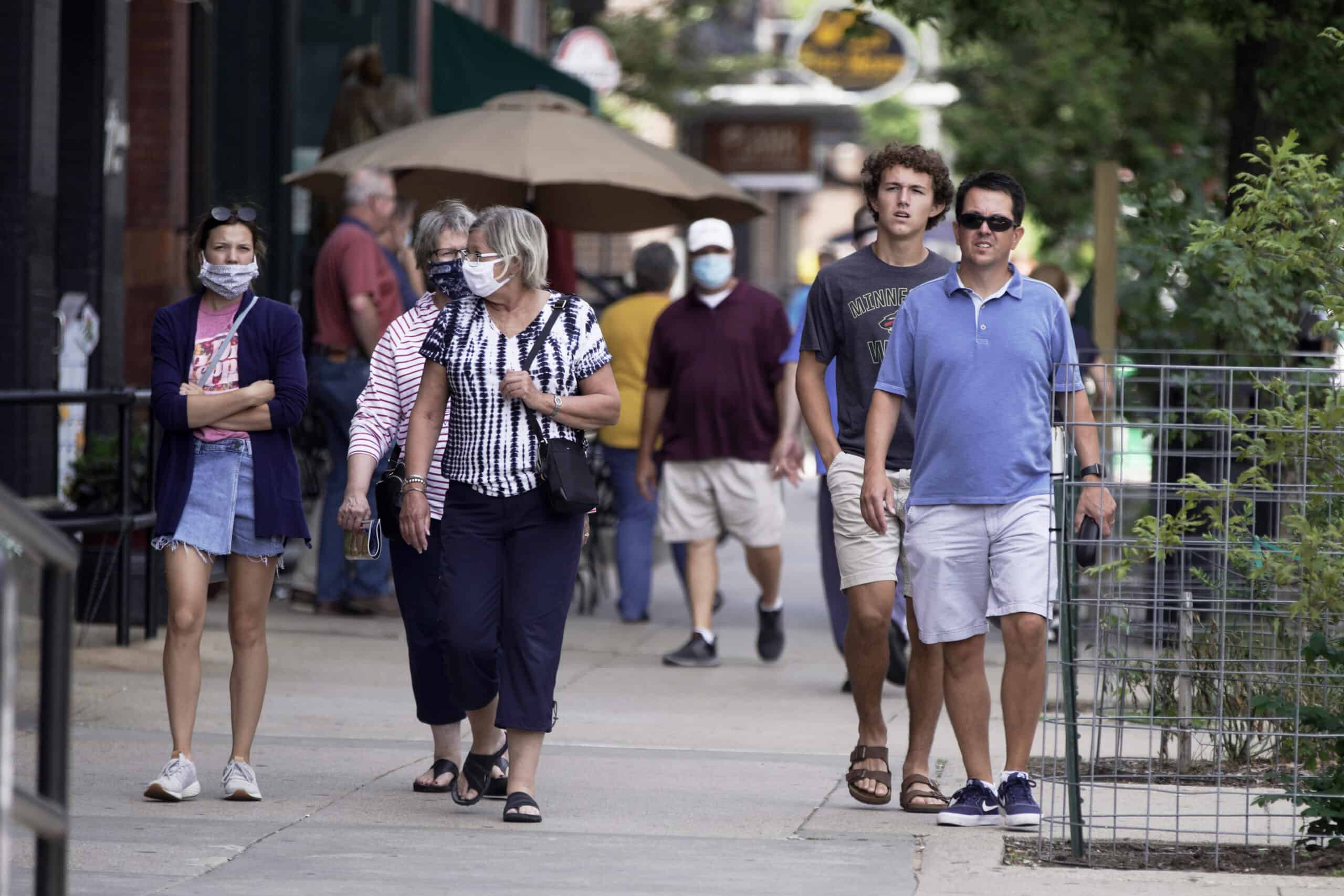 Pedestrians with and without face masks.